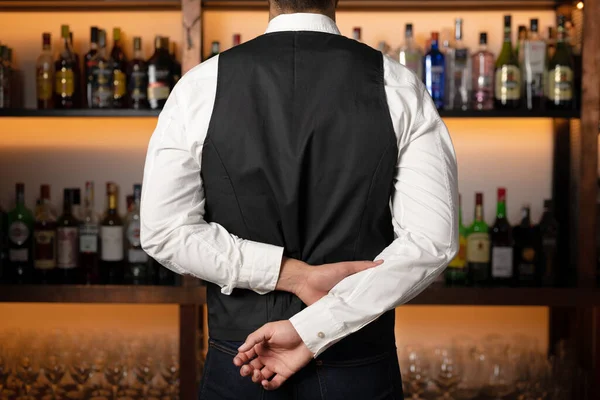 Parte de trás do bartender elegante que seleciona a bebida para clientes no restaurante. — Fotografia de Stock