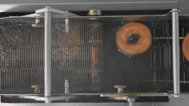 çörek veya çörek konveyör bant fabrika, kızarmış hamur şekerleme ya da tatlı yemek türü üzerinde.