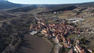 İspanya 'nın Burgos bölgesindeki Santo Domingo de Silos köyünün hava manzarası. Yüksek kalite 4k görüntü.