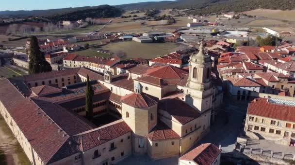 Flygfoto över Santo Domingo de Silos kloster, Burgos provinsen, Spanien. Högkvalitativ 4k-film. — Stockvideo