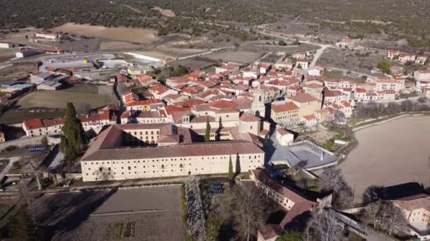 Flygfoto över byn Santo Domingo de Silos, Burgos provinsen, Spanien. Högkvalitativ 4k-film. — Stockvideo