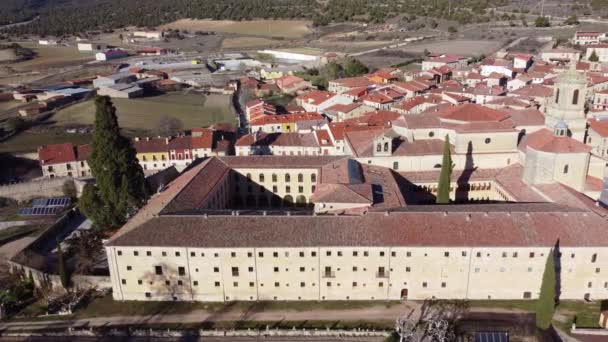Αεροφωτογραφία του Μοναστηριού Santo Domingo de Silos, επαρχία Burgos, Ισπανία. Υψηλής ποιότητας 4k πλάνα. — Αρχείο Βίντεο