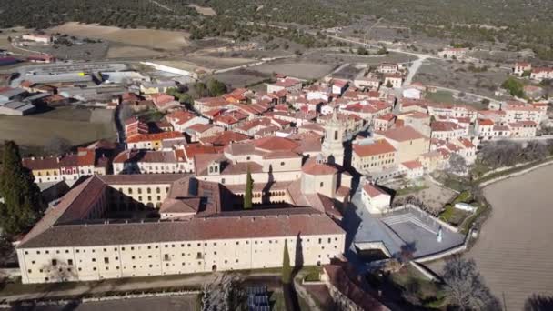 İspanya 'nın Burgos bölgesindeki Santo Domingo de Silos köyünün hava manzarası. Yüksek kalite 4k görüntü. — Stok video