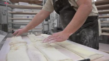 Fırıncı tepsisi çiğ hamur ile servis arabasında fırında pişirmeye hazır.