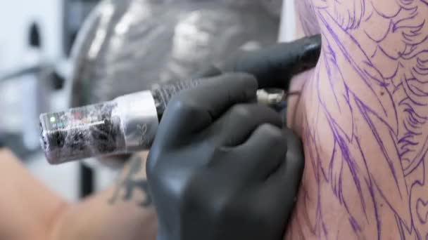 Salon tatuaj. Aproape de un artist tatuaj care lucrează. Artistul tatuajului face tatuaje la studio. — Videoclip de stoc
