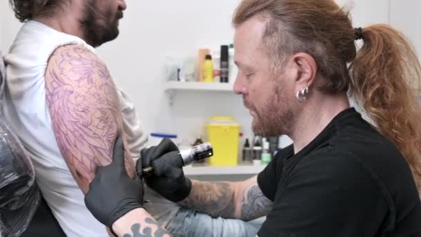 Tatuagem artista fazendo tatuagem no estúdio — Vídeo de Stock