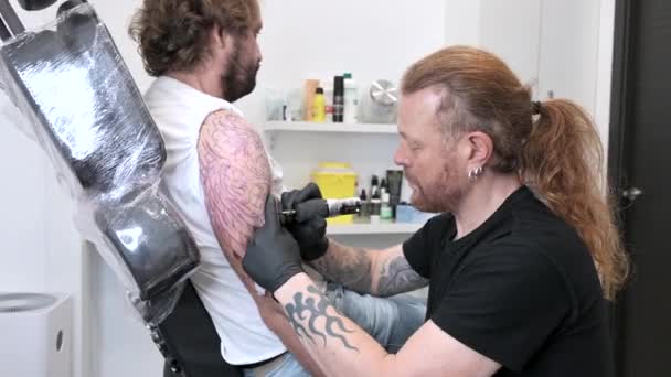 Tatuagem artista fazendo tatuagem no estúdio — Vídeo de Stock