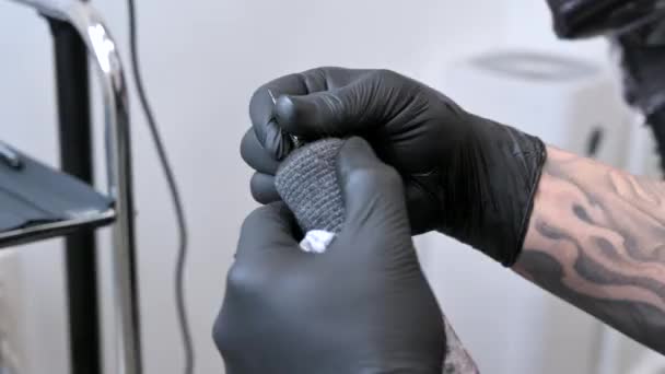 문신 스튜디오에서 문신 기계 바늘바꾸기 문신하는 사람 손닫기 — 비디오