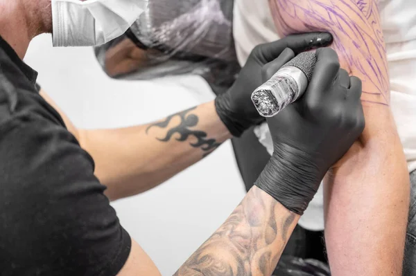 Tatuaje de salón. Primer plano de un tatuador trabajando. Tatuaje artista hacer tatuaje en el estudio. — Foto de Stock