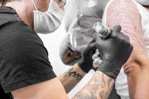 Tatuaje artista hacer tatuaje en el estudio — Foto de Stock
