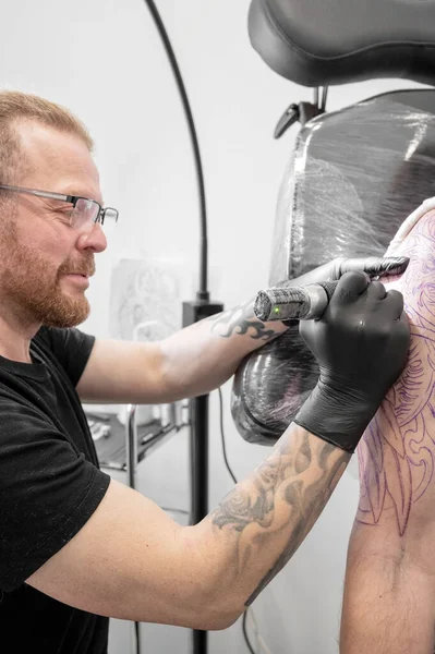 Tatuaje artista hacer tatuaje en el estudio — Foto de Stock