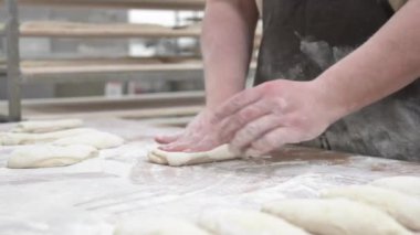 Fırında hamur yoğurma.