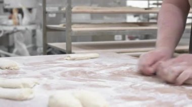 Fırında hamur yoğurma.