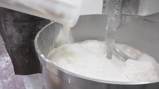 Persona irriconoscibile che versa la farina al mixer elettrico in cucina, mescolando l'impasto — Video Stock