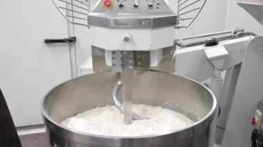 Baker ekmek fabrikasında çalışıyor..