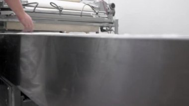 Baker ekmek fabrikasında çalışıyor..