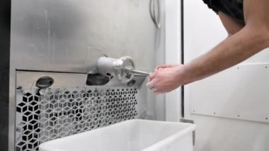 Endüstriyel pastaneye sıvı ekşi hamuru dök.