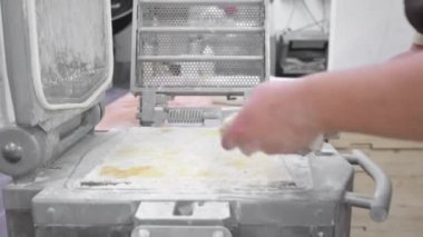 Fırıncı tepsisi çiğ hamur ile servis arabasında fırında pişirmeye hazır.