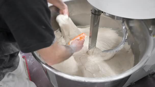 Αρτοποιείο που βγάζει ζύμη από μηχανή ζύμωσης σε βιομηχανικό φούρνο — Αρχείο Βίντεο