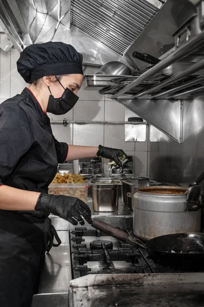 Side view of female chef working in commercial kitchen — Stock Photo, Image