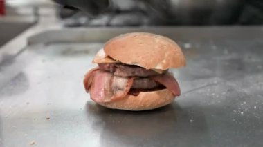 Burger Lokantası. Kadın Aşçı Mutfakta Hamburger Pişiriyor.