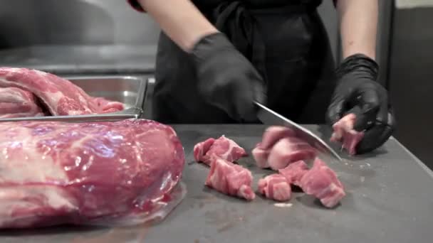 Close-up de carne crua e mulher açougueiro cortando carne com faca. — Vídeo de Stock