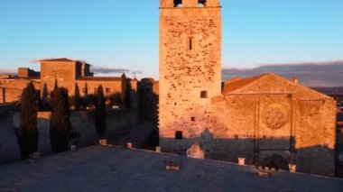 Trujillo 'nun havadan görünüşü, tarihi Caceres köyü. Extremadura 'daki ünlü turizm merkezi. İspanya.
