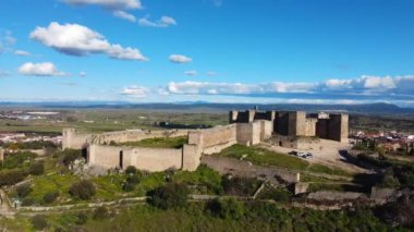 Trujillo, Caceres, İspanya 'nın ortaçağ şatosunun havadan görünüşü