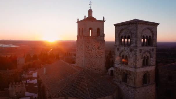 Luftaufnahme eines malerischen Sonnenuntergangs im mittelalterlichen Dorf Trujillo in Extremadura, Spanien. — Stockvideo