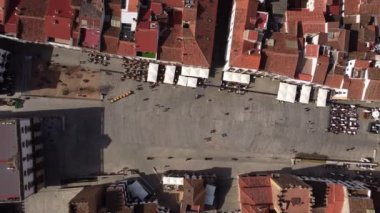Güneşli bir günde İspanya 'nın Caceres kentindeki turistlerin yürüdüğü ana meydanın hava manzarası. Kasaba salonu manzarası. 