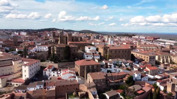 Letecký pohled na Caceres, UNESCO světové dědictví v Extremaduře, Španělsko. — Stock video