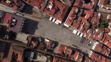 Güneşli bir günde İspanya 'nın Caceres kentindeki turistlerin yürüdüğü ana meydanın hava manzarası. Kasaba salonu manzarası. 