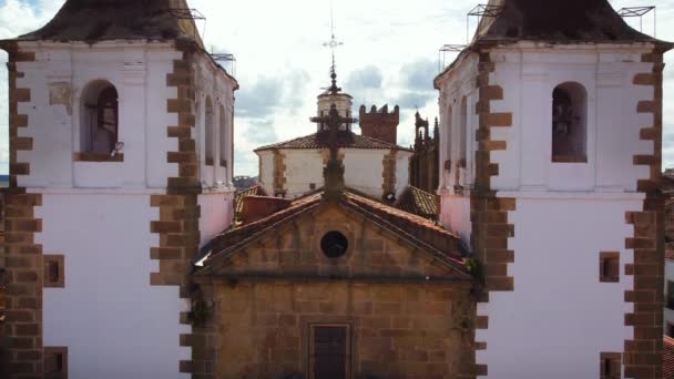 Vista aérea de la iglesia de San Francisco Javier, ciudad de Cáceres, Extremadura, España. — Vídeos de Stock