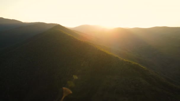 Vista aérea de una puesta de sol panorámica en el paisaje de montaña — Vídeos de Stock