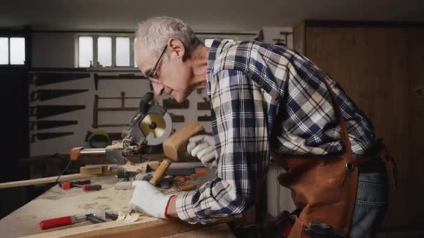 Geschoolde timmerman houtsnijwerk met hamer en beitel — Stockvideo