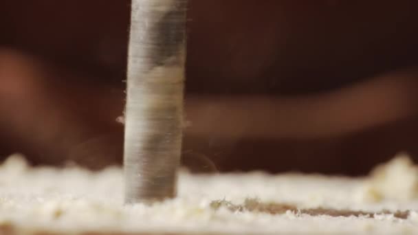 Makro-Detail eines Bohrers, der in Holz bohrt. — Stockvideo