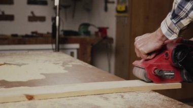 Marangoz ahşap zımpara ve zımpara zımpara ile ahşap zımparalama atölye ahşap proje veya marangozluk