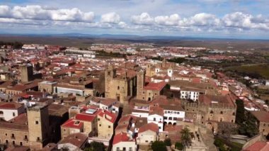 Extremadura, İspanya 'daki Caceres anıtsal kentinin havadan görünüşü.