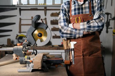 Marangoz atölyede çalışıyor.