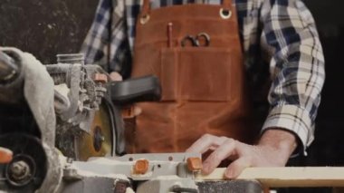 Marangoz atölyede çalışıyor.