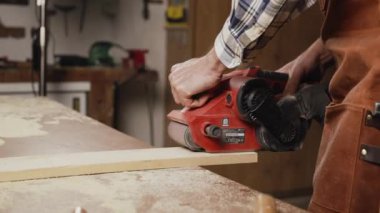 Marangoz ahşap zımpara ve zımpara zımpara ile ahşap zımparalama atölye ahşap proje veya marangozluk