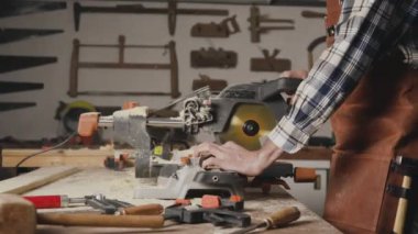 Marangoz atölyede çalışıyor.