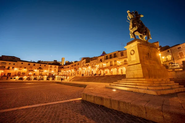 Trujillo medeltida by vid skymningen. Caceres, Extremadura, Spanien. — Stockfoto