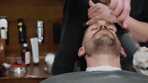 Tourné d'un coiffeur à l'aide d'une brosse sur la barbe de ses clients — Video