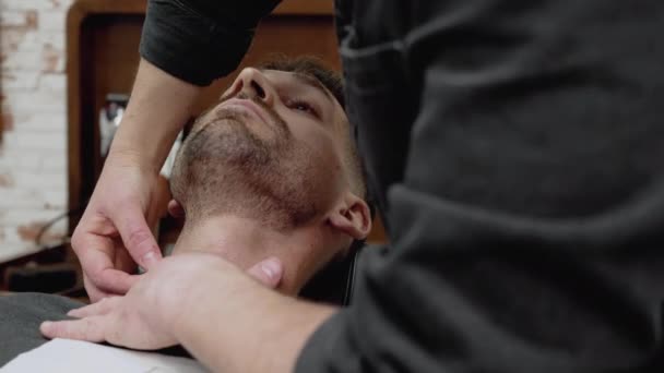 Holič holení vousatý muž s ostrými jako břitva — Stock video