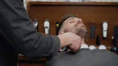 Profesyonel kuaför kesim sakal yakışıklı adamın