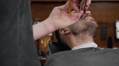 Profesyonel kuaför kesim sakal yakışıklı adamın