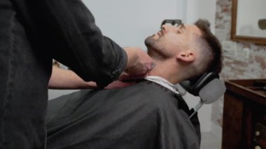 Profesyonel kuaför kesim sakal yakışıklı adamın