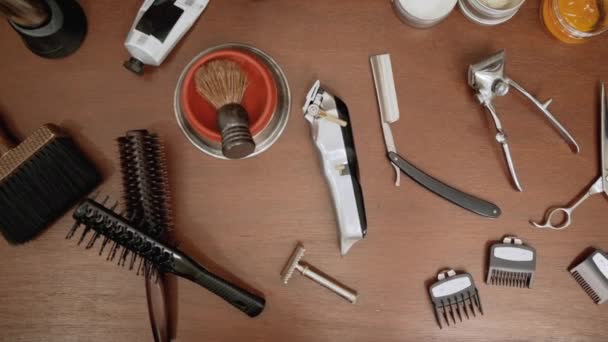 Ferramentas de barbeiro com vista superior na prateleira da barbearia. Dolly atirou — Vídeo de Stock