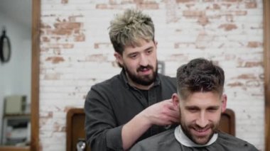 Adam Kuaför kesim saç kesme makinesi kuaför dükkanında erkek istemcinin. Saç şekillendirme işlemi. Ağır çekim yakın çekim